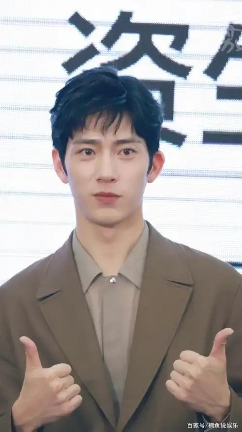 井柏然生图有多绝?五官立体衣品好高级,无美颜无滤镜太精致了吧