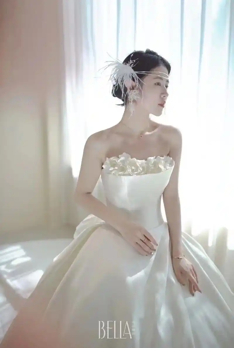 设计师款婚纱.贝拉婚纱设计师款  《花簇》  领口纯手工捏制 - 抖音