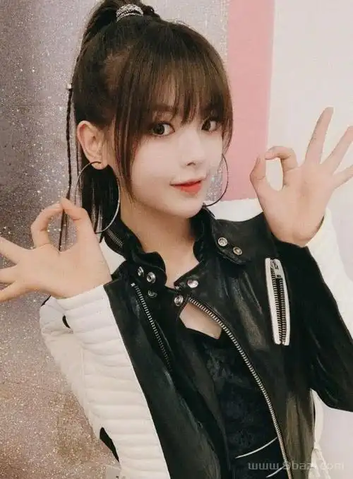 八字刘海高马尾:你认为发际线高的女生留什么发型比较好看?