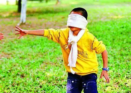 比如钻在麦草垛里,趴在一个水沟里,跳进一个坑里,躲进麦田或树林里