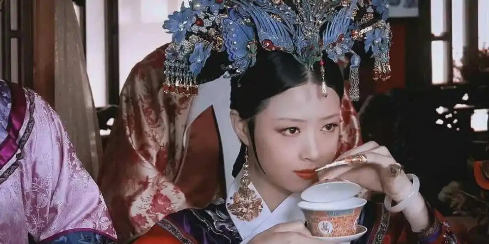 原创华妃有多时髦头戴一顶点翠凤冠华丽时尚美成清宫最得宠的妃子