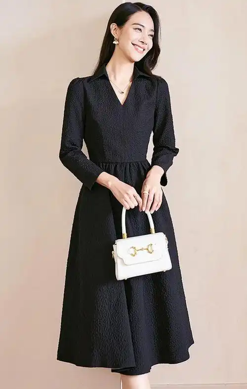 很有气质的一条连衣裙,优雅与时尚并存,日常穿搭轻松脱颖而出