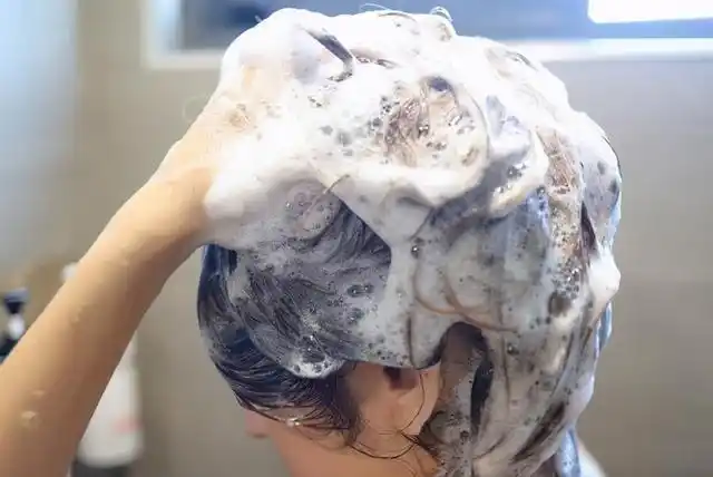 建议女生洗头时牢记4不要头发顺滑了掉发也少了