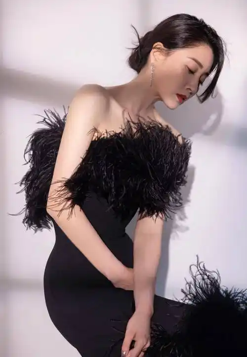 殷桃杂志最新封面,镂空连衣裙蚂蚁腰,宛如女神雕像_黑色_终点_表演