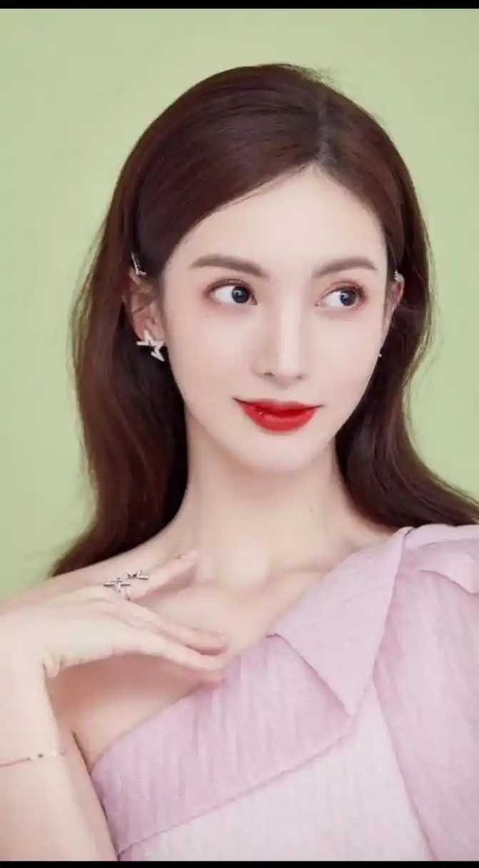 金晨李一桐逛街,突然发现真的好瘦好瘦,接近纸片人,而且金晨还是非常