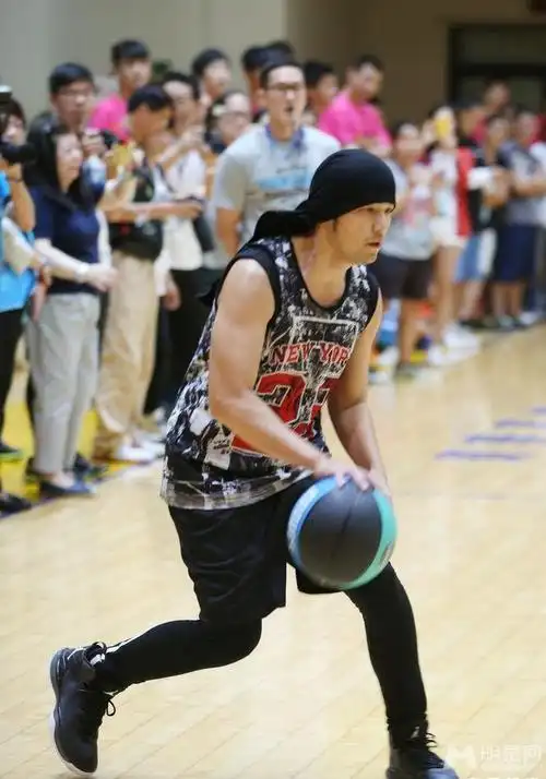 周杰伦公益活动秀球技 自曝女儿像自己