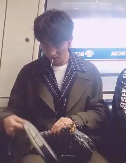 朱正廷抽烟照疯传得知原因粉丝大怒你脸过来