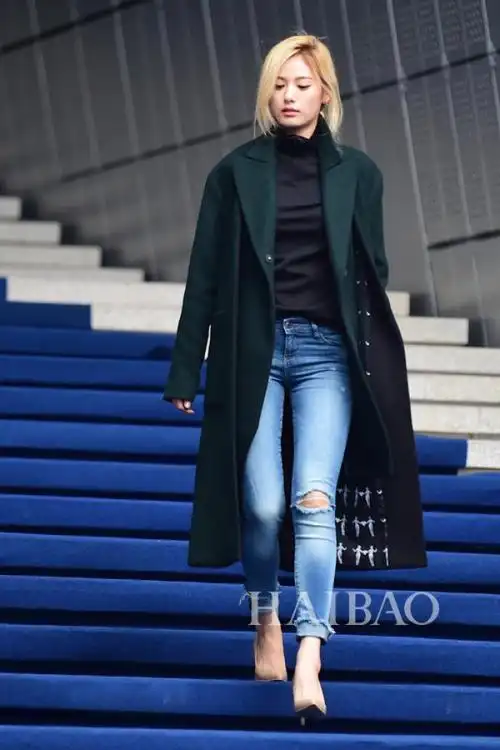 nana林珍娜——两件墨绿色大衣堆叠,内搭高领打底衫和破洞牛仔裤,时髦
