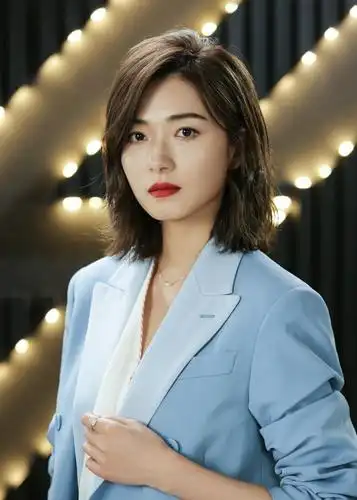 万茜的短发造型好减龄身穿淡蓝色西装配白色打底衫清爽又干练