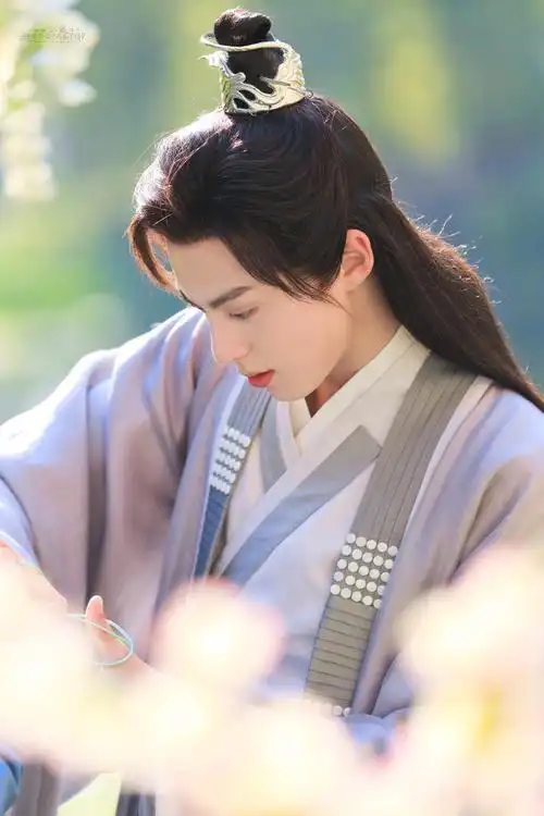 王鹤棣超话whd#王鹤棣遇龙#修了几张遇龙的剧照我真的好爱龙王等忙完