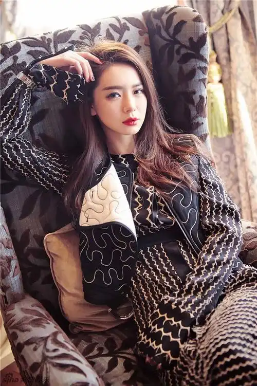 日前,戚薇曝光一组风情写真,照片中的戚薇长发飘逸,红唇娇艳,眼神