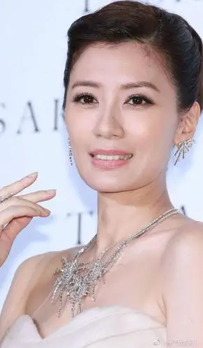 贾静雯活动生图,一袭米色露背长礼服,端庄大气,温婉无敌!