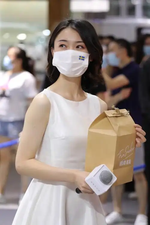 成都车展volvo车模感受一下戴口罩的小姐姐