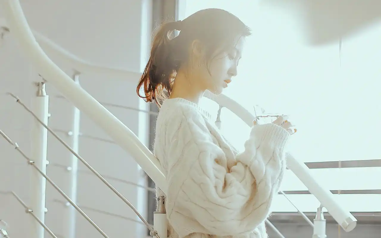 清新文艺美女居家高清唯美写真图片壁纸