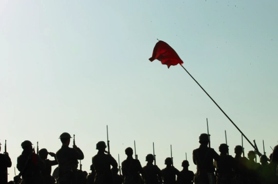 图说:《八佰》剧照 主办方供图海报选取皮影戏的呈现形式,还有另一处