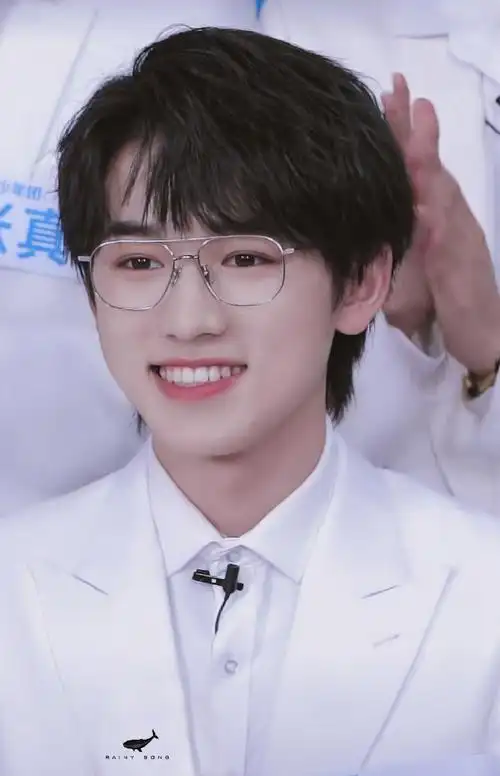 李佳琦时代少年团直播#好家伙!宋亚轩戴眼镜yyds!建议半永久!