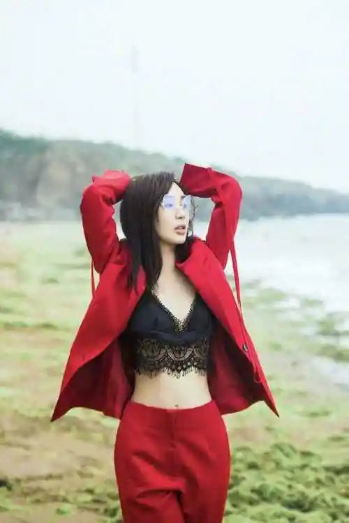 李菲儿完全放飞自我,穿红色西装配蕾丝吊带凹造型,蚂蚁腰太撩人|卫衣|