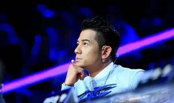 郭富城陪方媛飞伦敦给女儿买衣服,又壕又贴心,58岁帅如年轻小伙