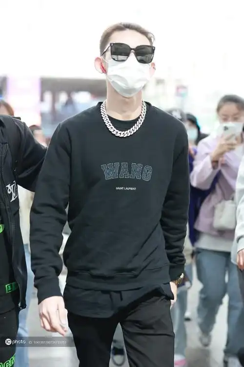 街拍小鬼王琳凯黑色卫衣衬衫打底休闲裤运动鞋潮范十足