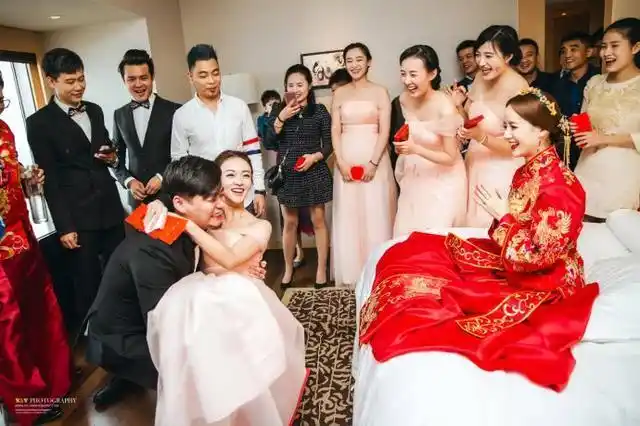 吴谨言给闺蜜做伴娘照曝光,"魏璎珞"总是容颜抢镜成焦点