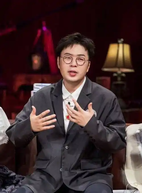 《快本》路透曝光,保安公主抱杜海涛,我却被迪丽热巴和旁边的粉丝吸引