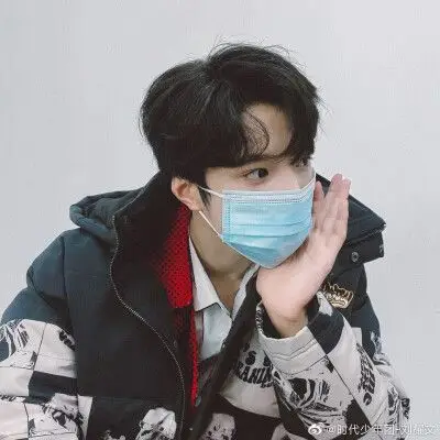 刘耀文拔了智齿之后带着口罩可可爱爱的吻文图源自@时代少年团-刘耀文