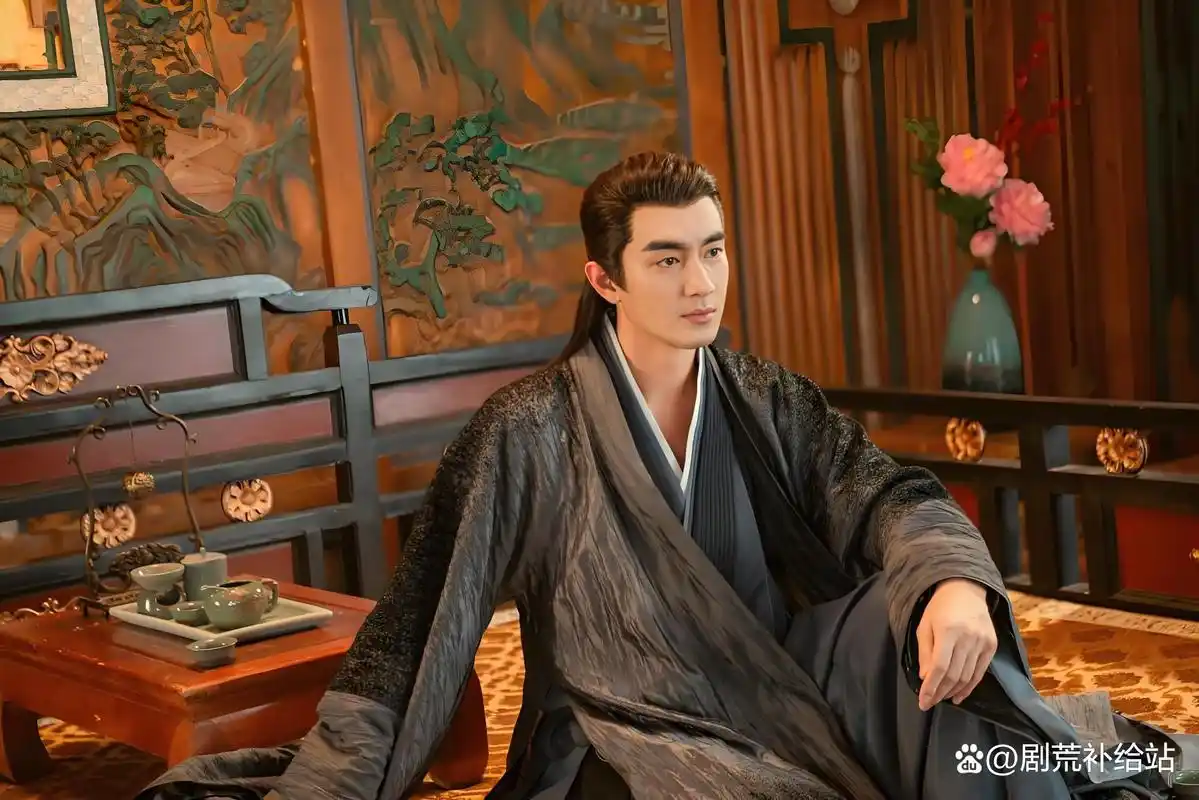 林更新的新剧《两京十五日》,看起来很命苦的样子,网友说好像沈腾呀