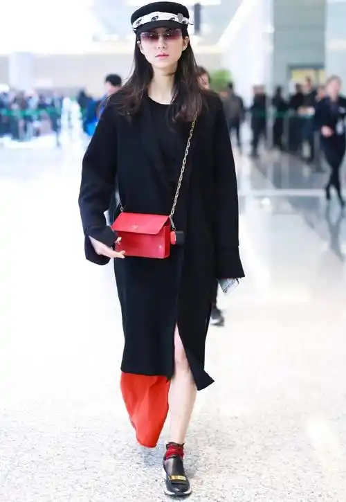 韩雪太奔放了吧,拍照时裤子勒出凹痕,穿搭依旧美美哒_黑色_服装_牛仔