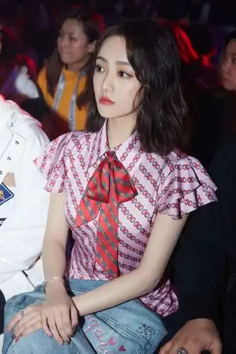 简介:95后演技派小花吴佳怡性感图片,分享一组吴佳怡图片给大家,图中