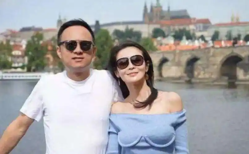 回顾于明加嫁给普通男人胡俊婚后生两女美满幸福