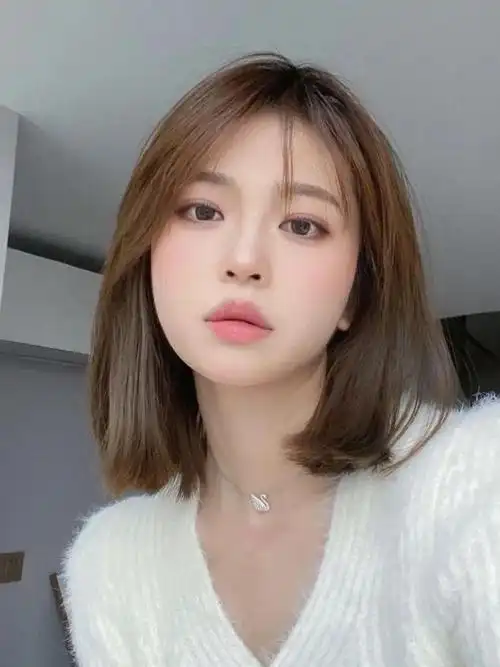 以下是一些流行的百变齐脖发型:齐脖直发:将头发修剪成齐脖长度,并