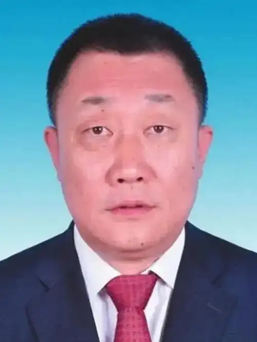 是硕士,曾任大连公安局副局长,市信访局局长,市交通局局长,大连甘井子