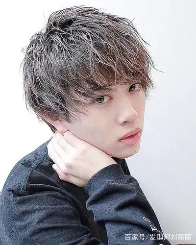 2019男士流行发型,两侧铲短,纹理烫,锡纸烫,三面光18款!