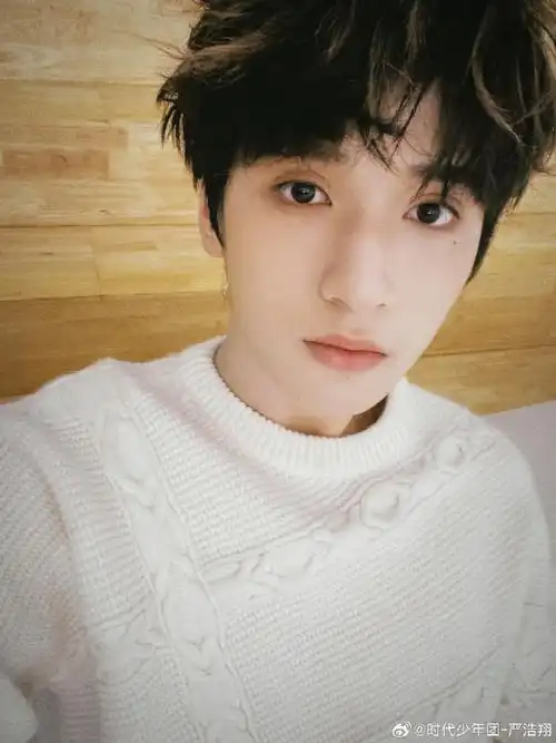 严浩翔白色毛衣随拍##严浩翔泪痣随拍