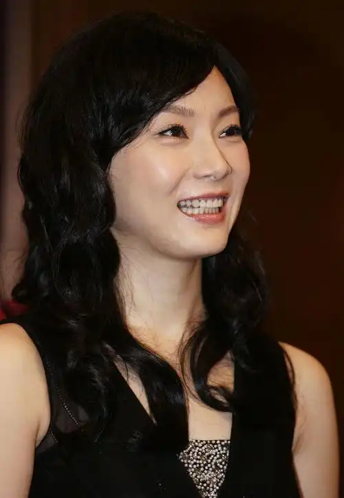 p>陈数,原名陈澍,1977年3月9日出生于湖北省黄石市,中国内地女演员