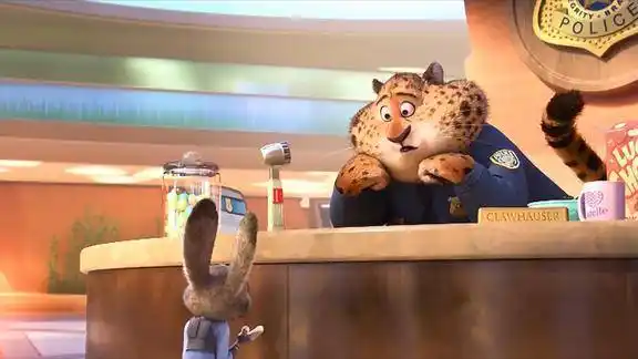 疯狂动物城朱迪去警局报道遇到了前台豹警官两人相谈甚欢