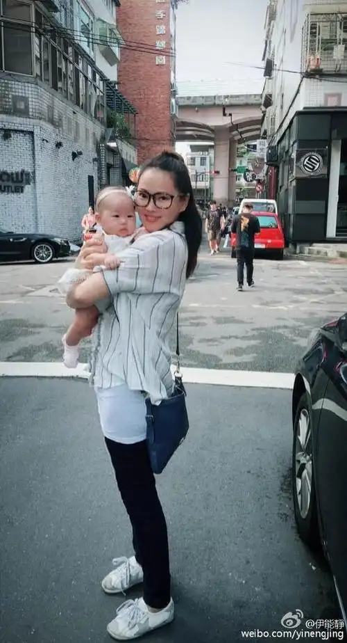 伊能静带小米粒喝咖啡 皮肤嫩白似少女