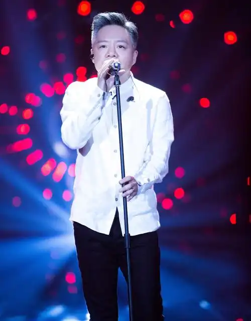 p>李晓东,又名李丰溢,1969年7月5日出生于北京市,中国内地民谣男歌手