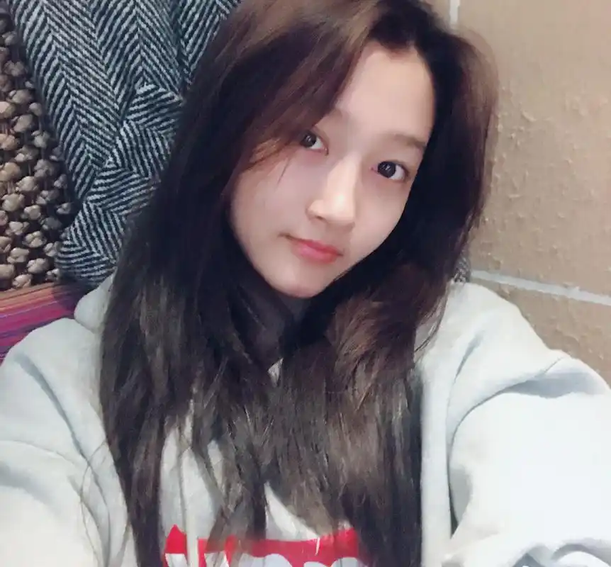 《关晓彤晒素颜照,皮肤超好,这样的颜你们羡慕吗?》