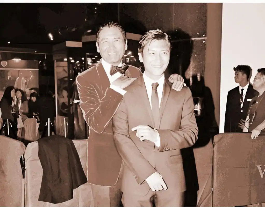 1982年,在外小有名气的周润发拥抱了两岁的谢霆锋.