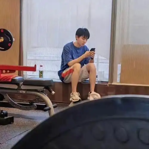 是自律的王俊凯啊[送花花]在别人烟酒不忌的时候,他在健身房里挥汗如