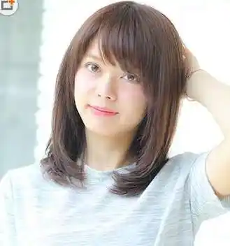 国字脸的女生还可以剪这样的一款齐肩发型,柔顺的齐肩发顺着脸颊而下