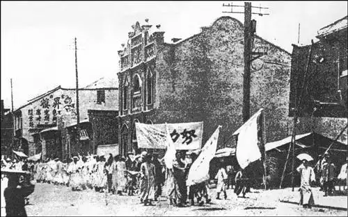 五卅惨案发生后,学生罢课,商人罢市,南京爆发了轰轰烈烈的反帝运动.