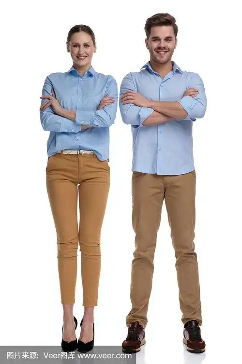 自信随意的情侣全身照