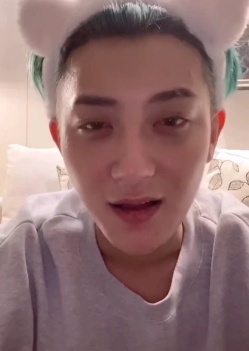 黄子韬素颜直播,当脸凑近镜头那一刻,27岁皮肤状态我没看错?