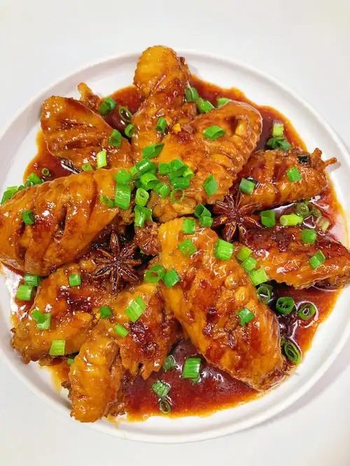 今天分享给大家的是一道红烧鸡翅,做法也是超级简单的,是一道不辣的菜