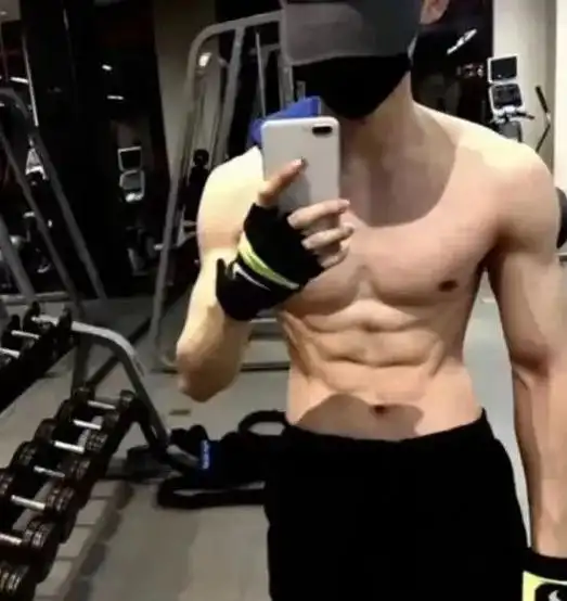 白敬亭脱衣秀八块腹肌,像极吃"伟哥"的猛男!你怎么变这样了