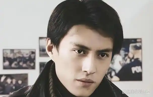 "老干部"靳东:与江珊姐弟恋未果,后娶二婚娇妻,家庭幸福美满