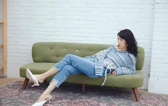 饰演蜗居的李念蓝白毛衣搭配九分牛仔裤气质简直太清纯了