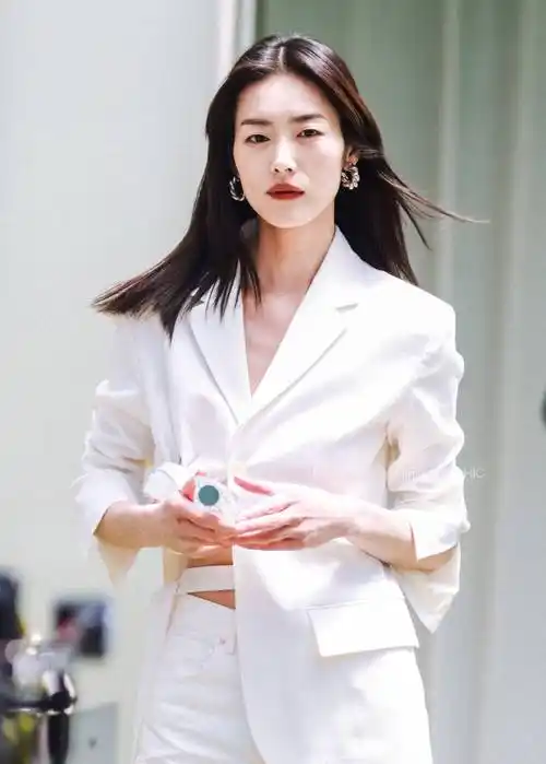 超模刘雯白色西装亮相活动,简约大气中性风格,展现高级感_气质_时尚_